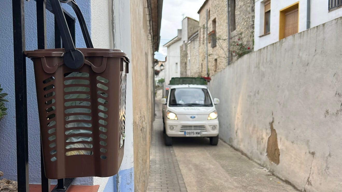 Cubo de residuos en la Vall de Gallinera