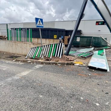 Destrozos del accidente en el supermercado de Benitatxell – Imagen de la Policía Local de Benitatxell