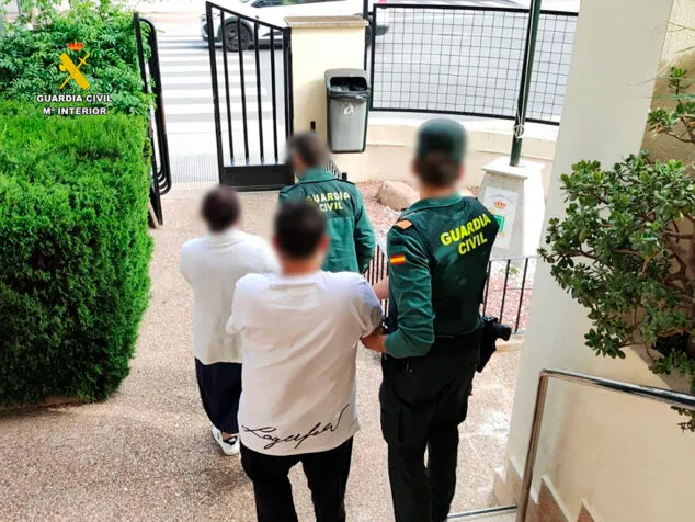 detenidos en calp por robar con el metodo del abrazo