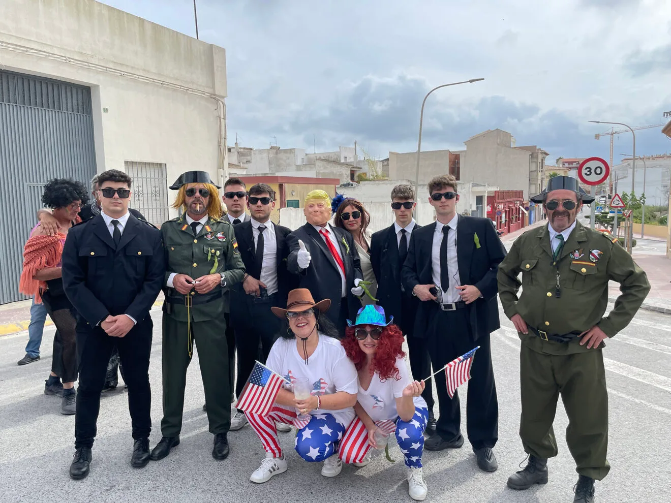 Disfraz de Trump y acompañantes