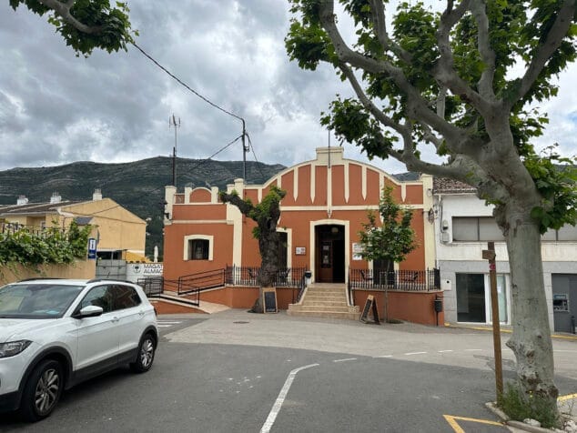 edificio de la cooperativa de parcent en 2025