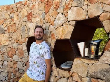 Eduardo Fernández, apicultor local