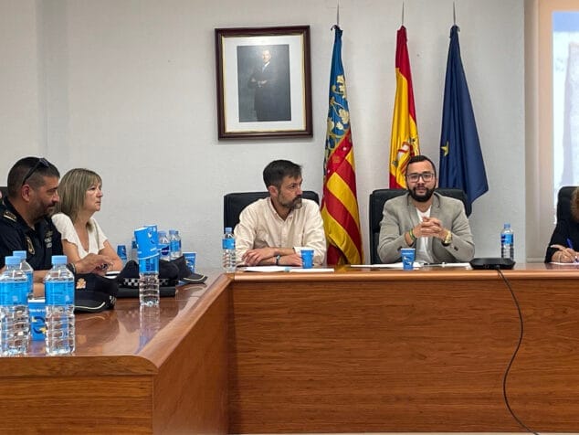 Imagen: El alcalde Miguel Ángel García durante la Junta Local de Seguridad en Benitatxell