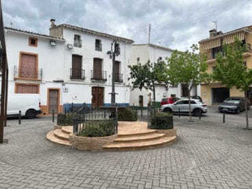 Fuente en la plaça del Poble de Parcent en 2025