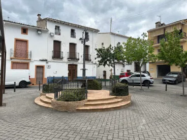 Fuente en la plaça del Poble de Parcent en 2025