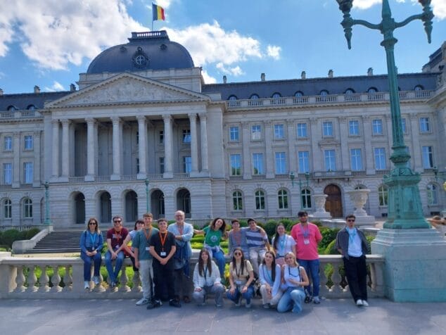 Imagen: Grupo de jóvenes de Pedreguer que viajaron a Bruselas