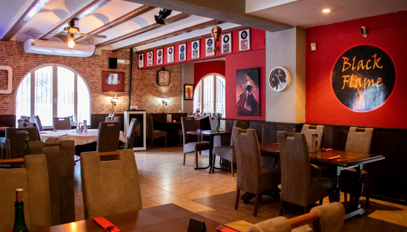 Interior del restaurante británico Black Flame