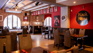 Interior del restaurante británico Black Flame