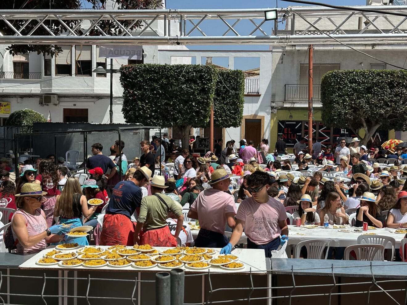 La gran paella reúne a las quintades de Benissa en su día de celebración