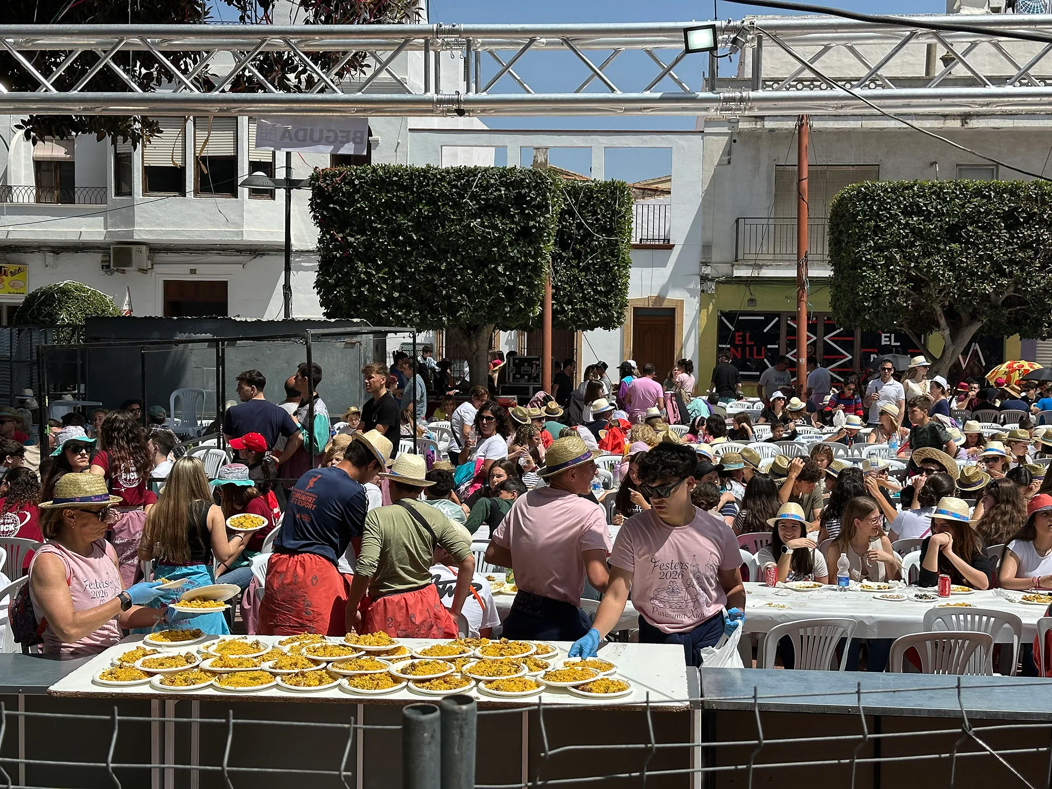 la gran paella reune a las quintades de benissa en su dia de celebracion