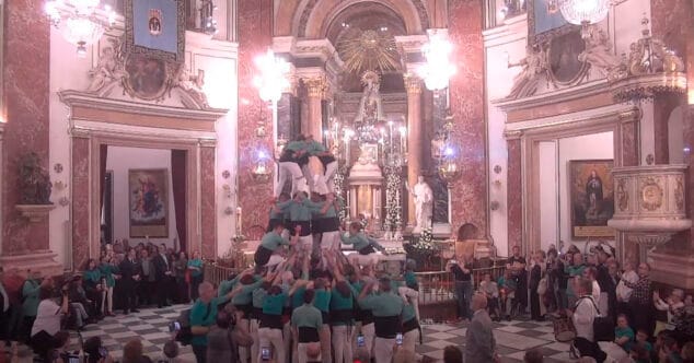 la muixeranga de la marina alta en la basilica de la mare de deu dels desemparats de valencia