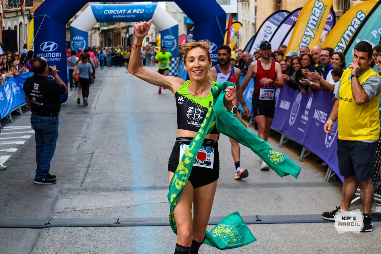 Maria Isabel Ferrer entrando a meta en Pedreguer
