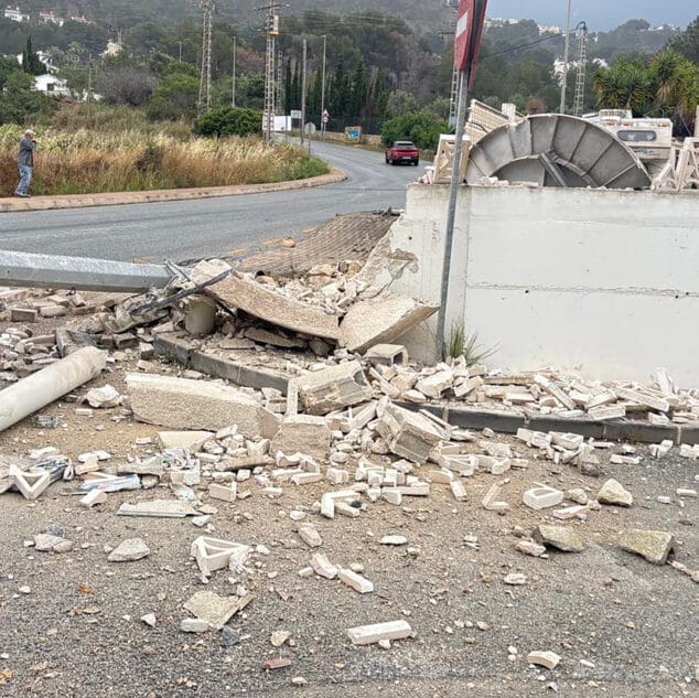 Imagen: Muro destrozado en el accidente en el supermercado de Benitatxell - Imagen de la Policía Local de Benitatxell