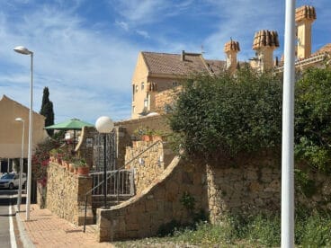 Muros ovalados en piedra del edificio Plexus de Bofill en Calp