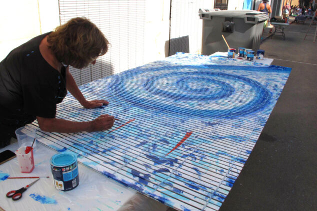 Els Poblets celebra su primer «Mercado de Arte» con artistas locales y baleares 1 Imagen: Persianes amb Arte dels Poblets en 2024