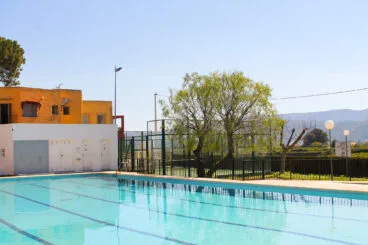 piscina municipal de sanet i negrals archivo