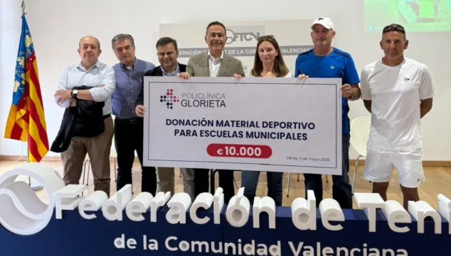 Imagen: Policlínica Glorieta dona 10.000 euros a cinco escuelas municipales afectadas por la DANA. En el centro de la imagen, Lúis Cervera, Director General de Deportes de la Generalitat Valenciana