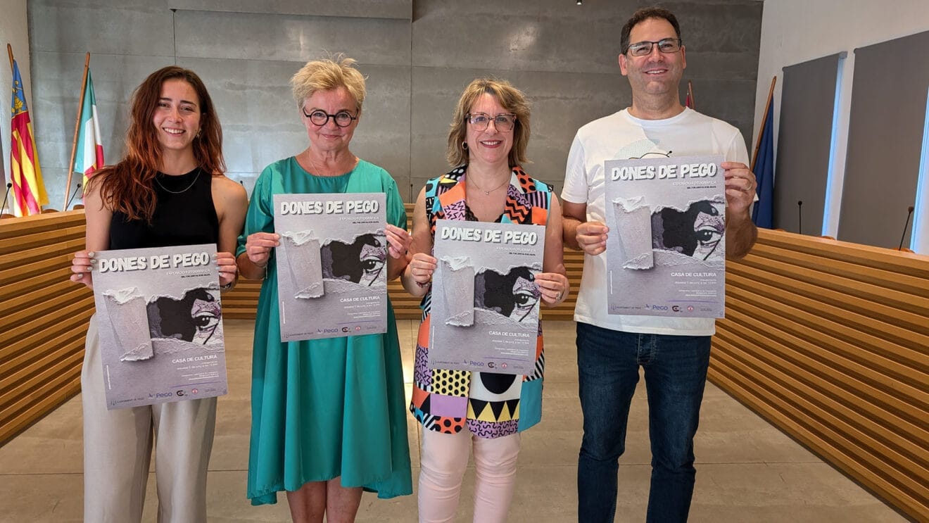 Presentación de la exposición 'Dones de Pego' por el 25 aniversario de Dones Cabal