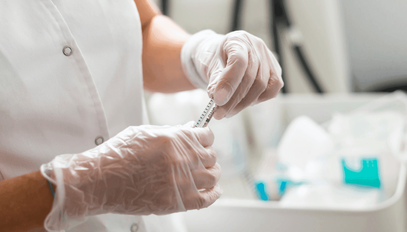 Profesional aplicando tratamiento inyectable en clínica estética