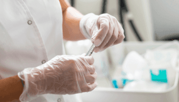 Profesional aplicando tratamiento inyectable en clínica estética