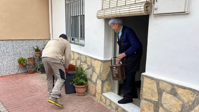 Imagen: Recogida de residuos puerta a puerta en la Vall de Gallinera