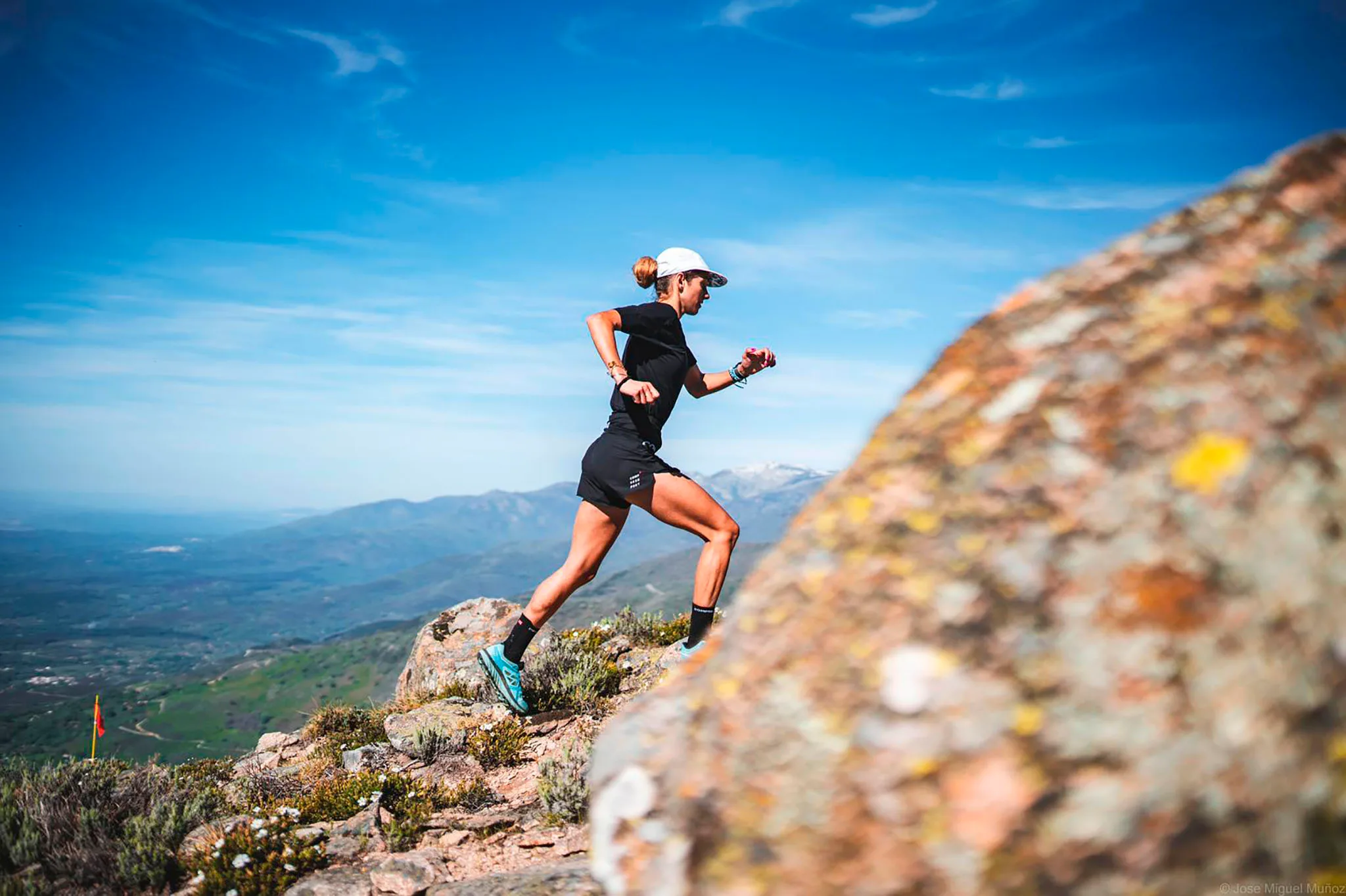 rosa lara feliu trail runner de gata de gorgos entre montanas