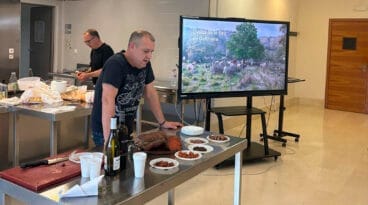 Toni Arabí, de Ca Curro (Gata), explicó la importancia de la higiene, la seguridad y la innovación