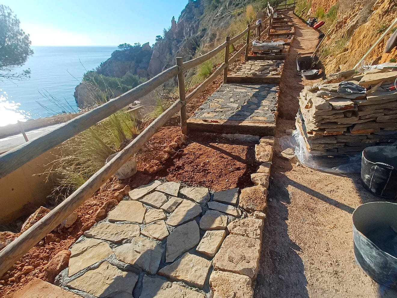 Trabajos junto a los acantilados de Benitatxell
