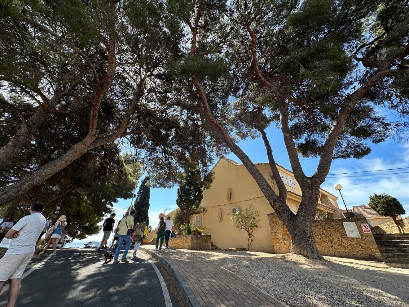 Visita guiada a los edificios de Bofill en Calp con el Plexus a la derecha