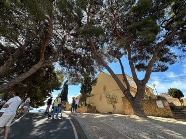 Visita guiada a los edificios de Bofill en Calp con el Plexus a la derecha