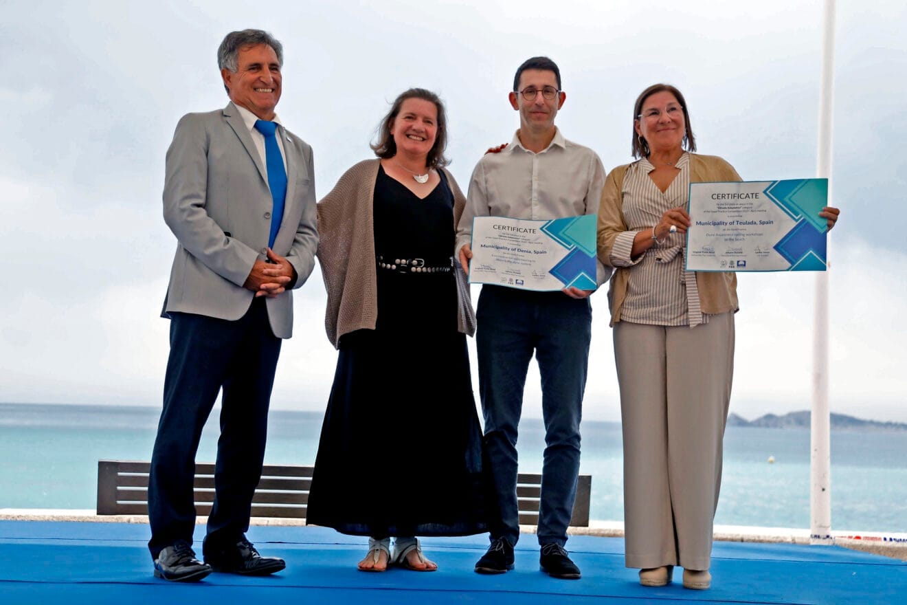 Entrega del diploma a Dénia y Teulada Moraira, premio internacional por la lucha del cambio climático