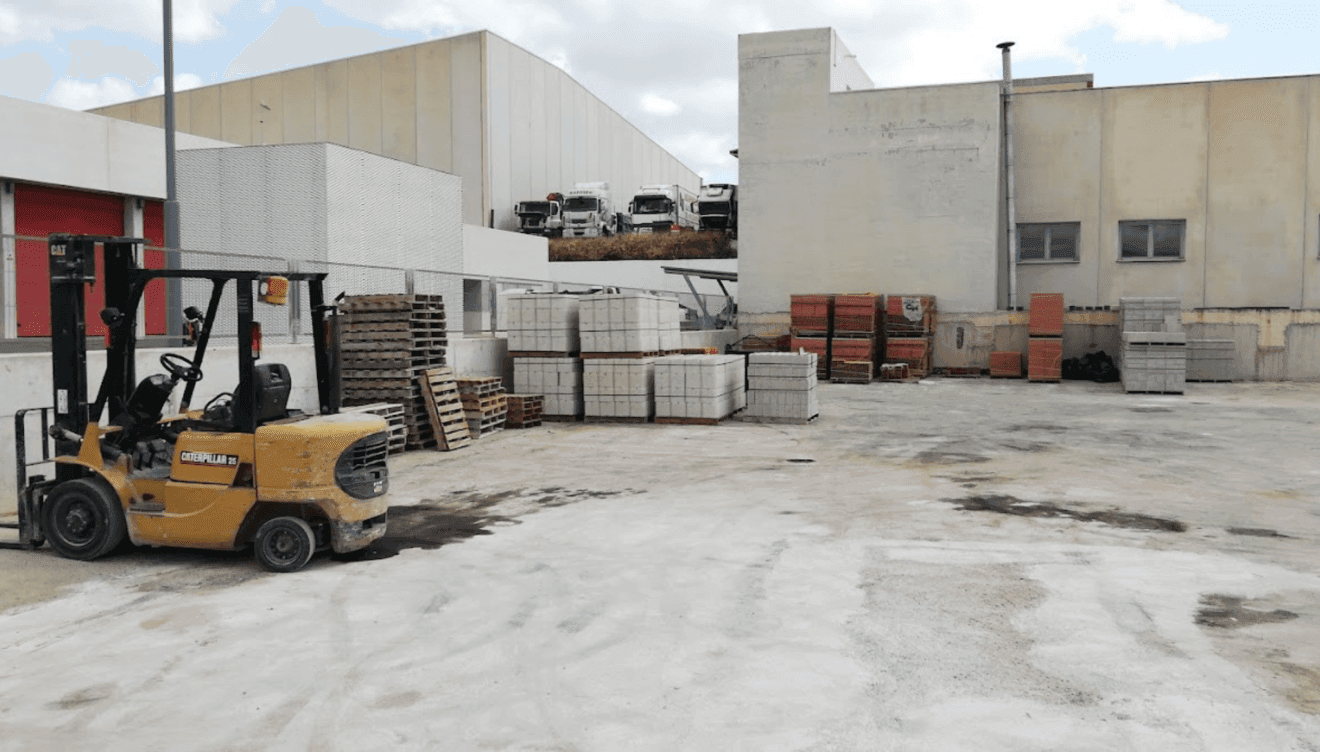 Zona de carga con camiones de reparto propios