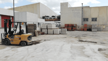 Zona de carga con camiones de reparto propios