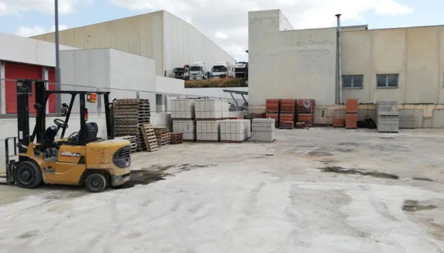 zona de carga con camiones de reparto propios
