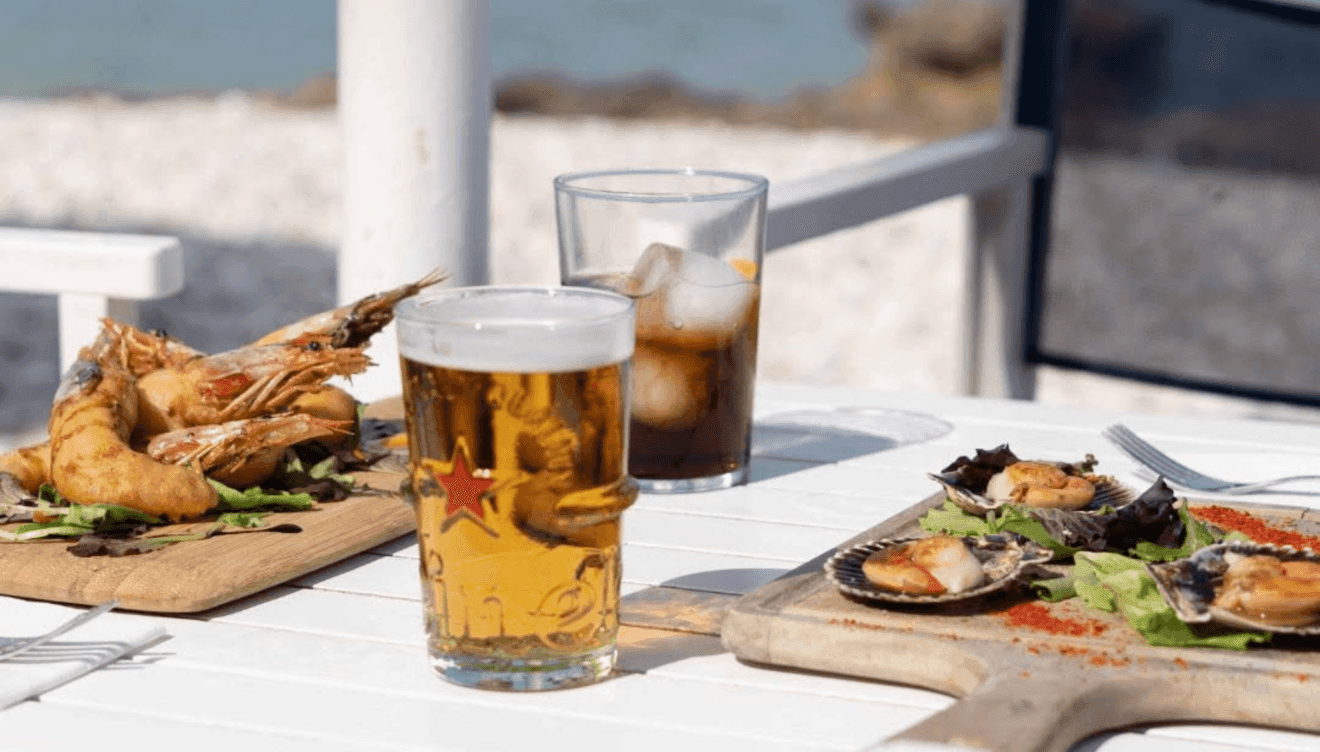 Amigos, copas y buena vibra en el atardecer