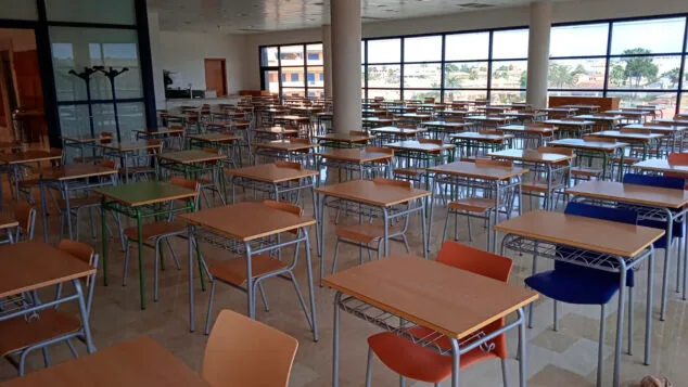Imagen: Aula preparada en el cdT de Dénia para las PAU 2025