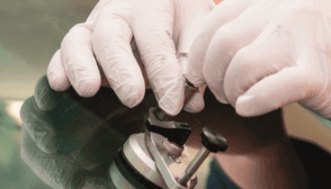 Aunque no siempre se puede evitar el impacto de una piedra, sí existen medidas que pueden reducir el riesgo de rotura