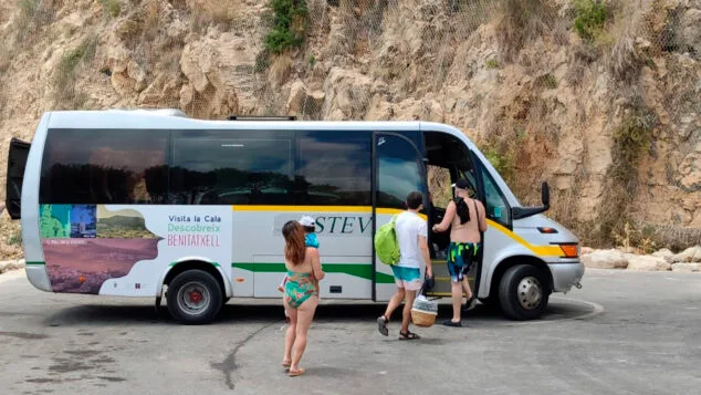 Vuelve el autobús gratuito a la cala del Moraig de Benitatxell con una nueva parada y otra ruta circular 1 Imagen: Autobús lanzadera gratuito a la cala del Moraig de Benitatxell