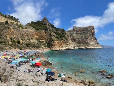 Bañistas en la cala del Moraig de Benitatxell