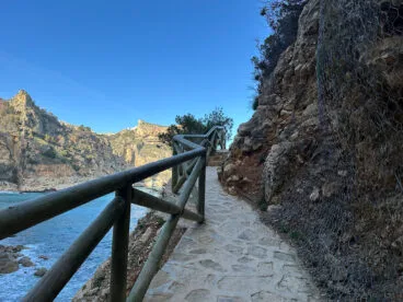 Barandillas de acceso al mirador de la cala del Moraig de Benitatxell