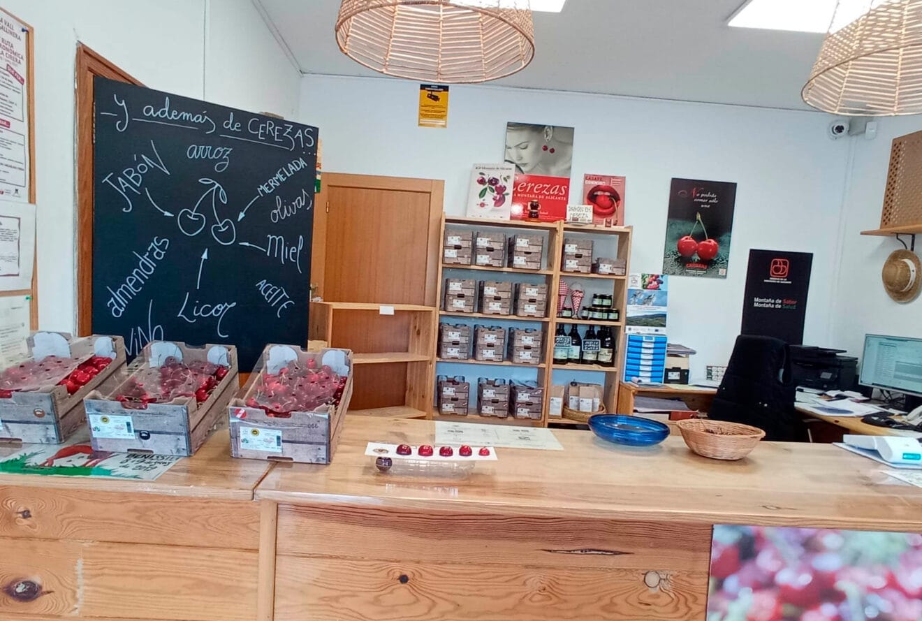 Cajas de cereza en la Cooperativa de Cireres Muntanya d’Alacant