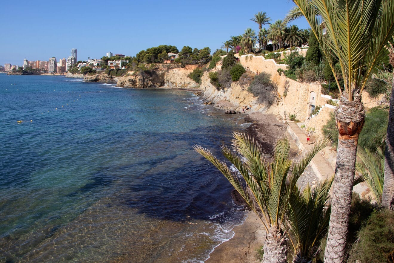 Cala Les Bassetes y Calp al fondo