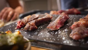Carne al punto exacto con todo el carácter de Escondida