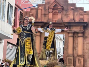 Carroza de la Capitanía cristiana 2025, Llauradors, en la entrada de Moros i Cristians de Benissa en 2025