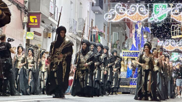 carroza de la capitania mora 2025 fila taifes eslaus en la entrada de moros i cristians de benissa del 2025