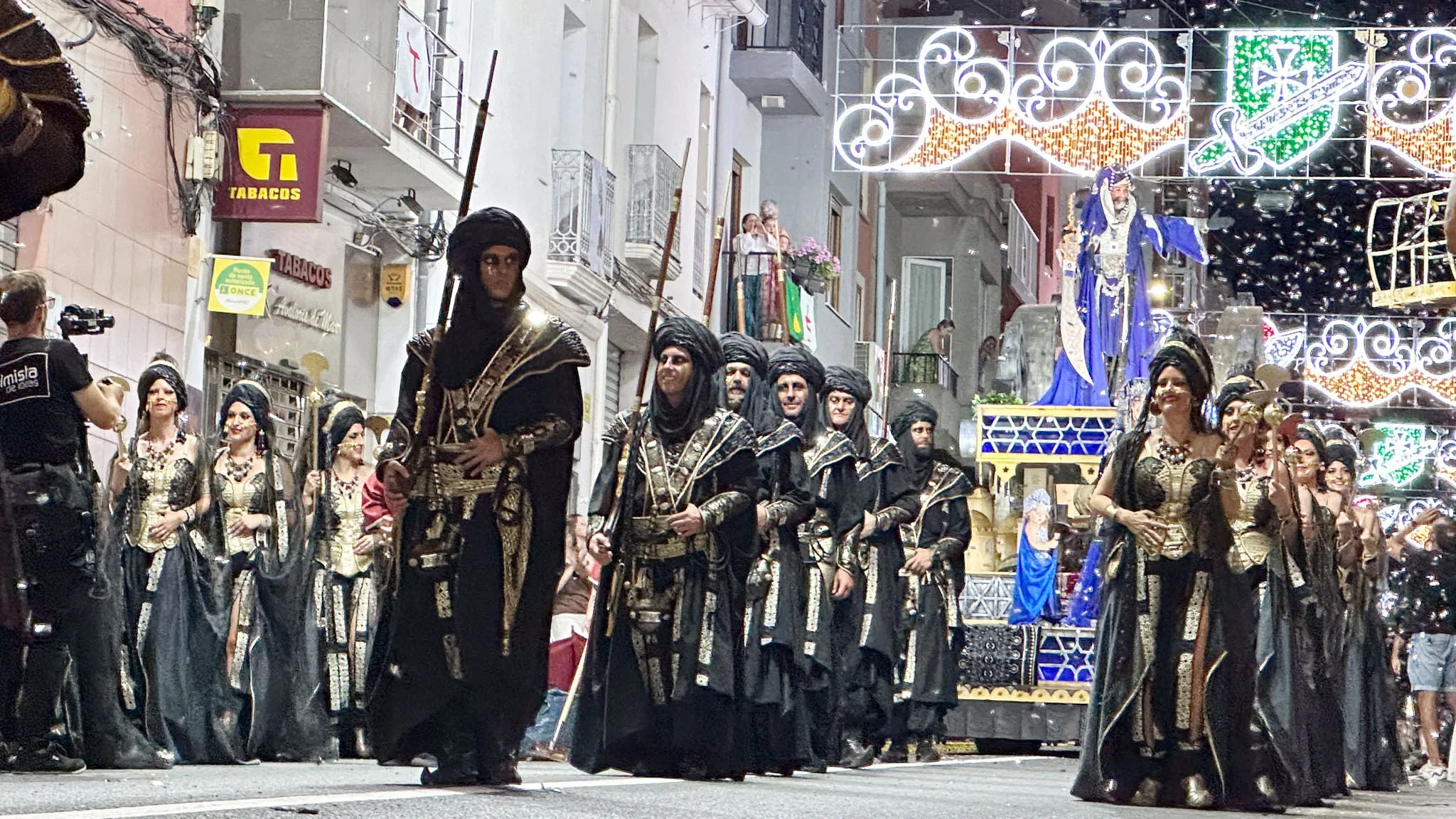 carroza de la capitania mora 2025 fila taifes eslaus en la entrada de moros i cristians de benissa del 2025