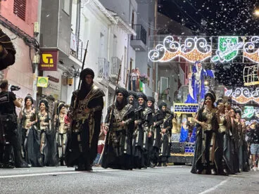 Carroza de la Capitanía mora 2025, filà Taifes Eslaus, en la entrada de Moros i Cristians de Benissa en 2025