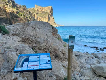 Cartelería e indicaciones en la cala del Moraig de Benitatxell