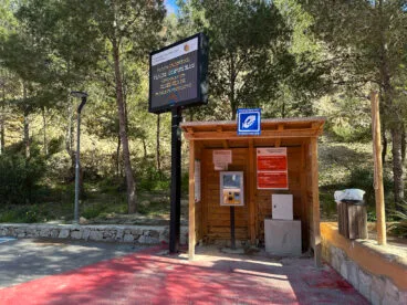 Caseta con toda la información para el parking de la cala del Moraig de Benitatxell