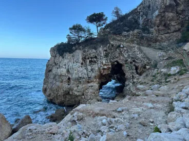 Cova dels Arcs de Benitatxell desde la cala del Moraig